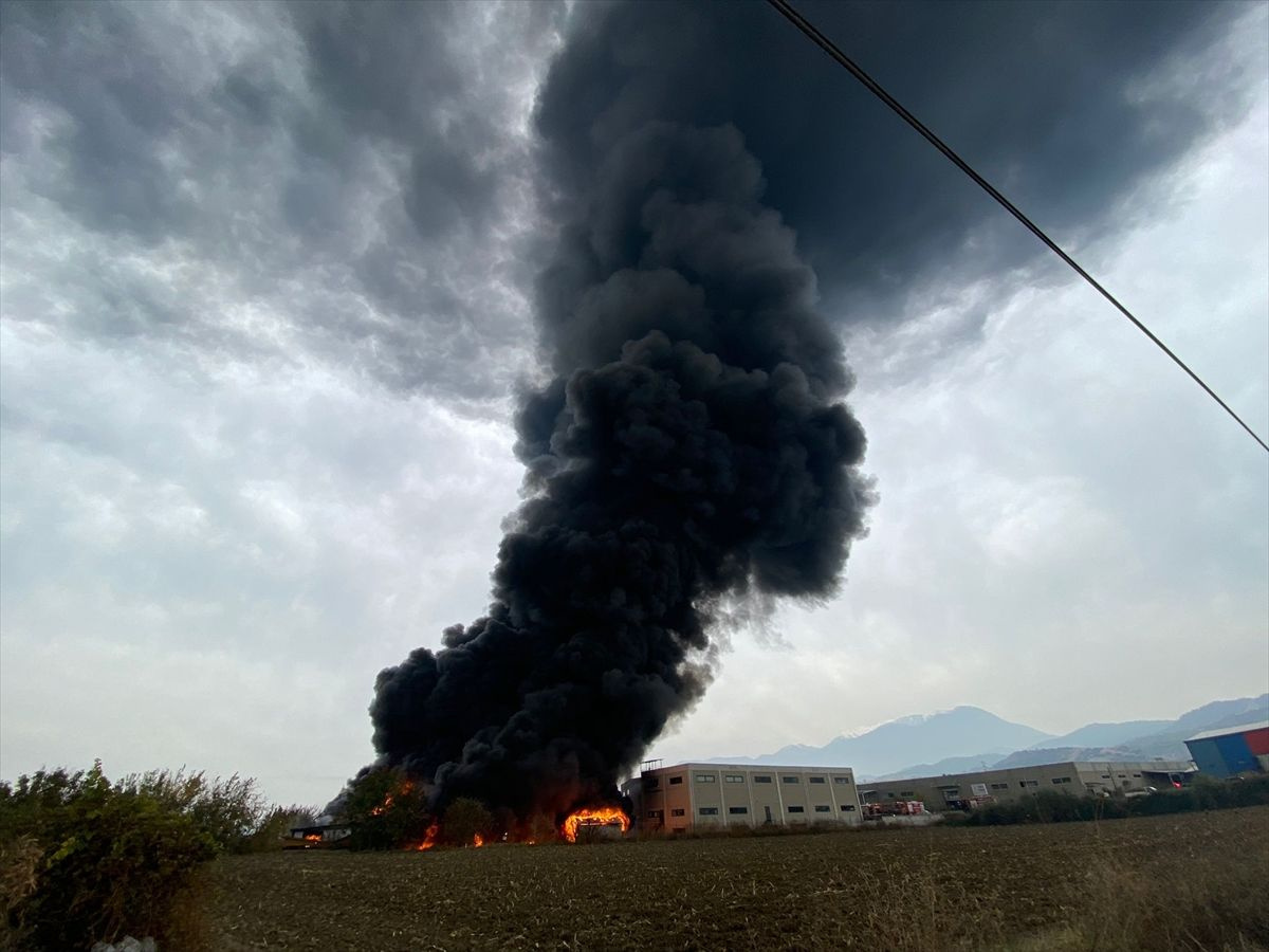 Denizli'de büyük yangın! Kimya fabrikası yanıyor dumanlar kentin birçok yerinden görülüyor