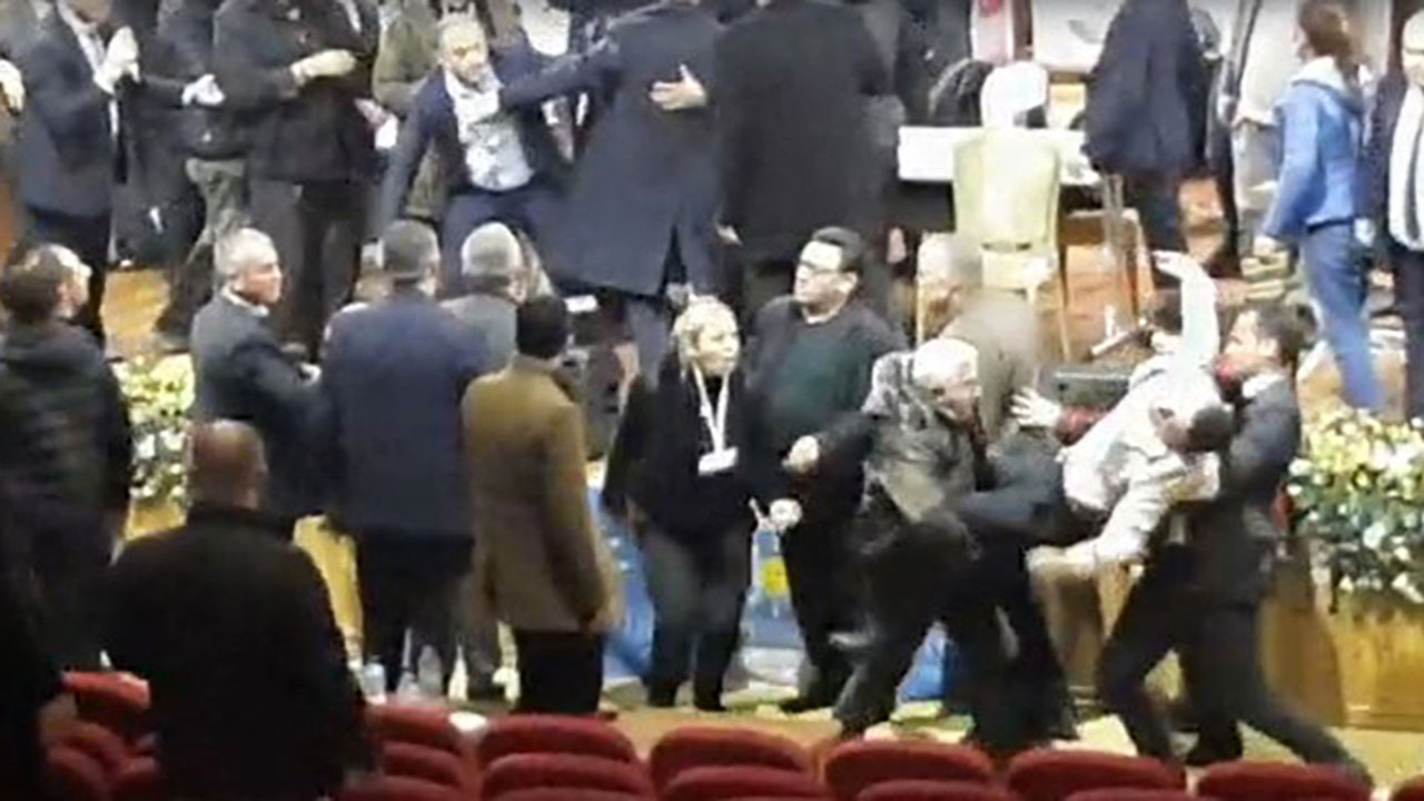 İYİ Parti kongresinde bayıltan dayak! Başkan, dövdü salondan baygın çıkarıldı