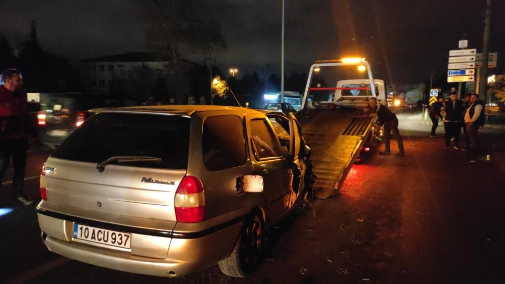Kocaeli'de feci kaza! Trafikteki tartışmanın sonu kötü bitti: Hurdaya dönen araçta sıkıştılar 1'i ağır 5 yaralı