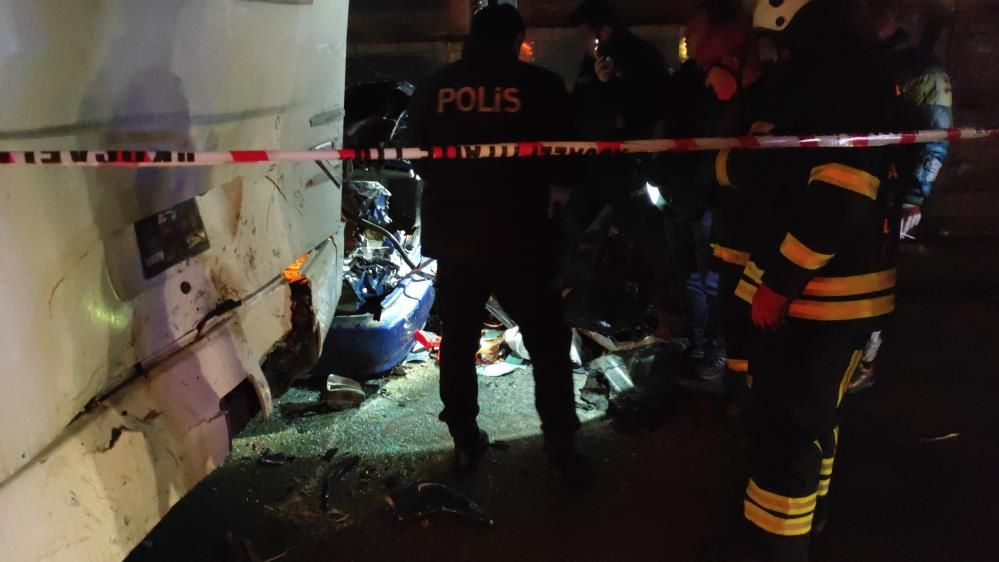Kocaeli'de feci kaza! Trafikteki tartışmanın sonu kötü bitti: Hurdaya dönen araçta sıkıştılar 1'i ağır 5 yaralı