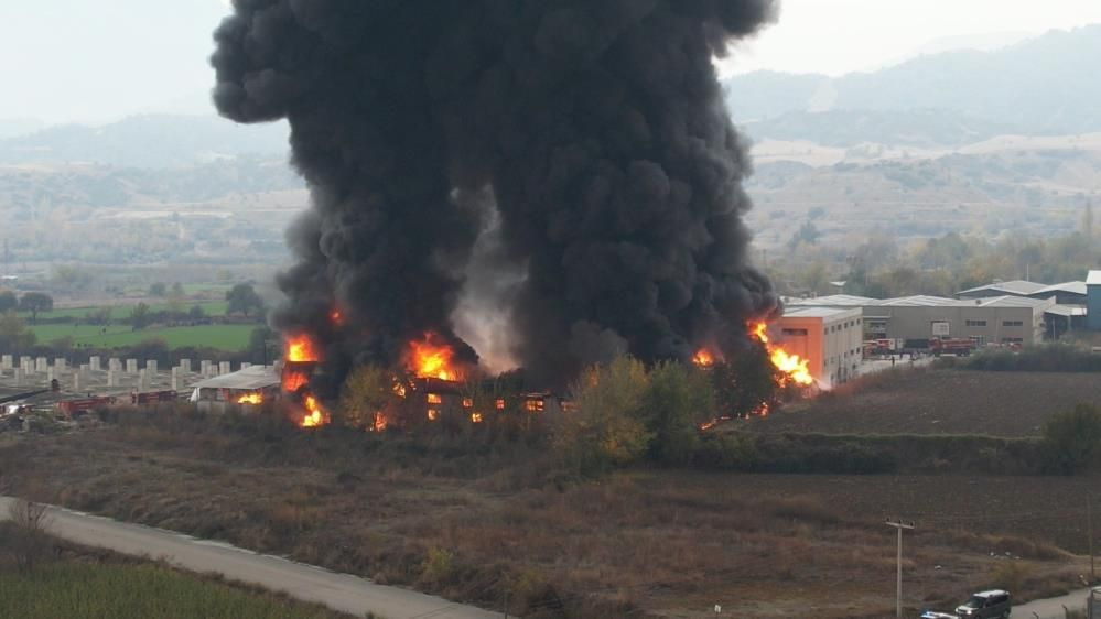 Denizli'de büyük yangın! Kimya fabrikası yanıyor dumanlar kentin birçok yerinden görülüyor