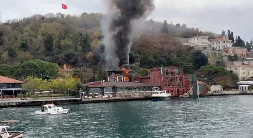 İstanbul Boğazı'nda büyük yangın! İki katlı restoran alev aldı her yeri duman kapladı