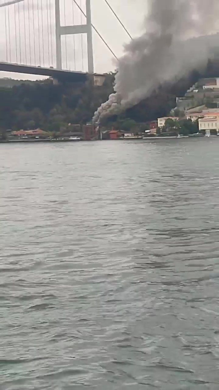 İstanbul Boğazı'nda büyük yangın! İki katlı restoran alev aldı her yeri duman kapladı