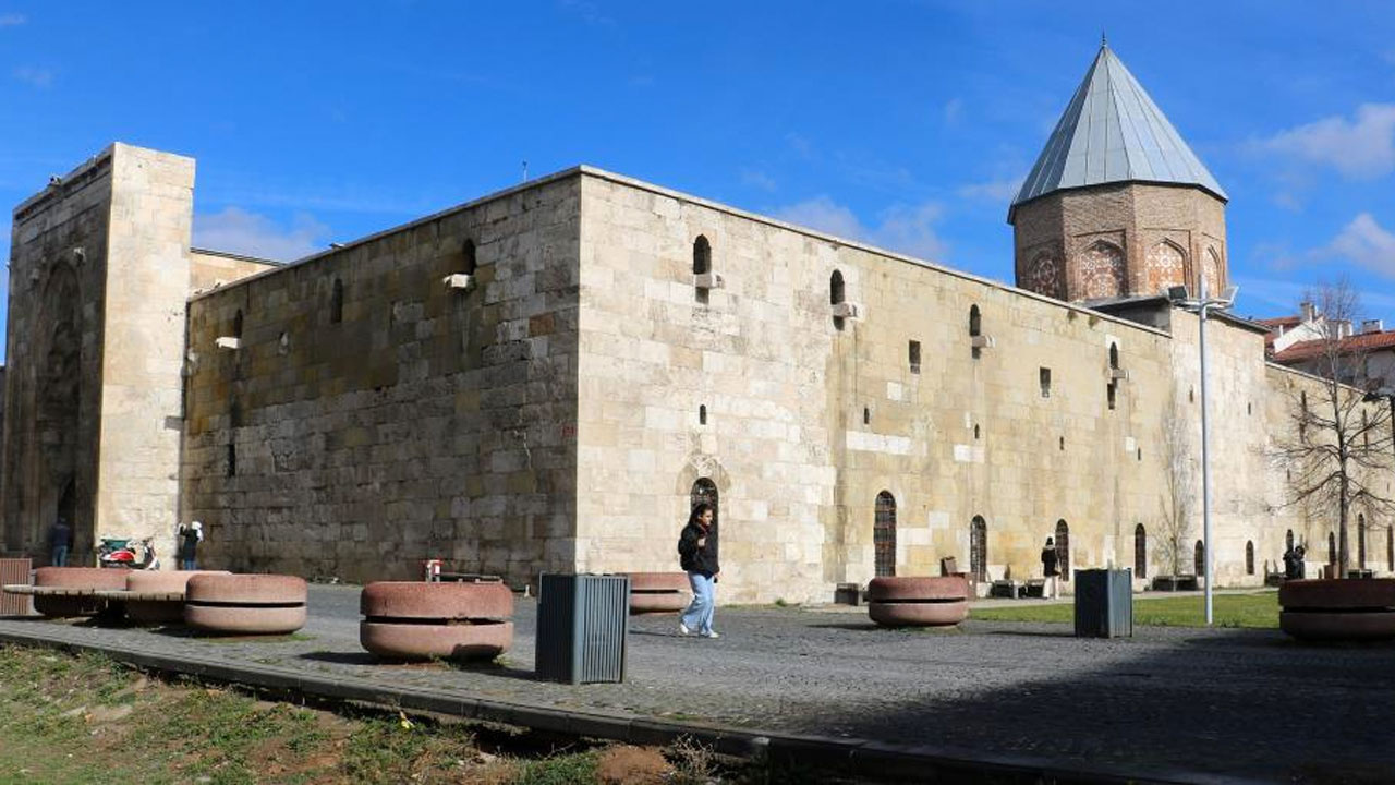 Selçuklu Sultanı için Konya'da mezarı hazırlandı Sivas'a defnedildi