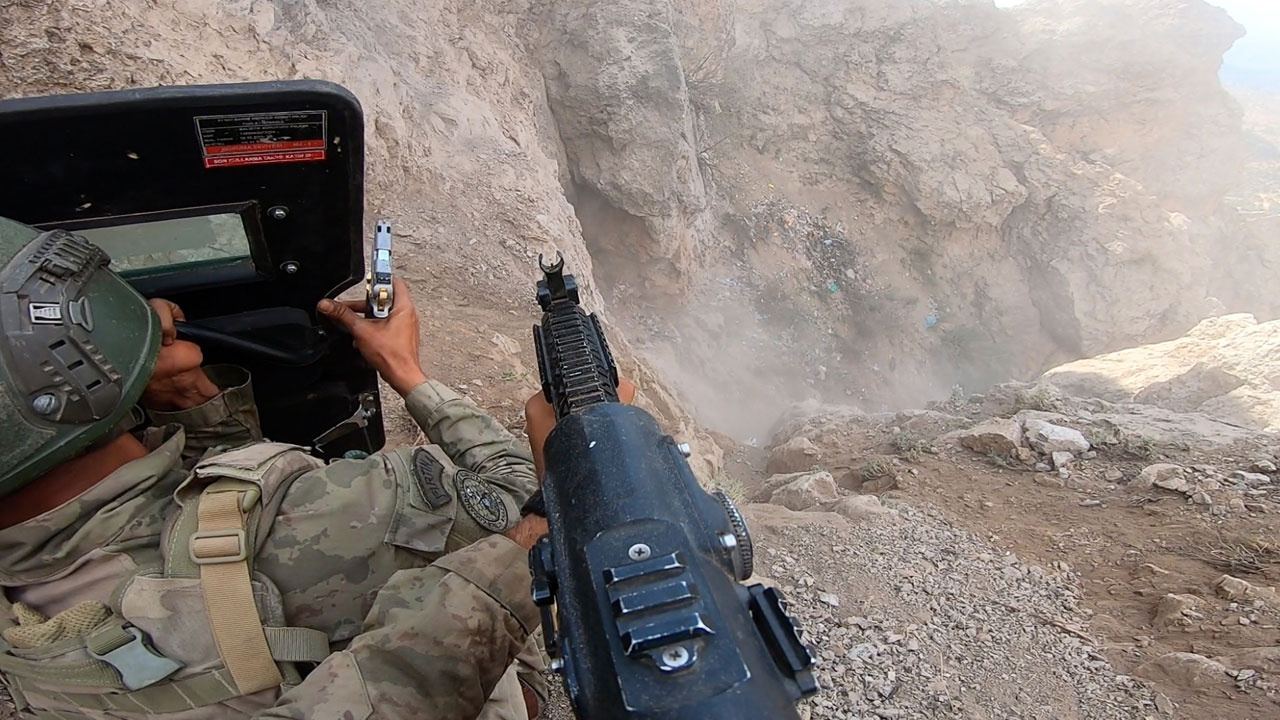 Bakanlık görüntüleri paylaştı! Nefes kesen operasyon: PKK’lı teröristlerin inlerine böyle girildi!