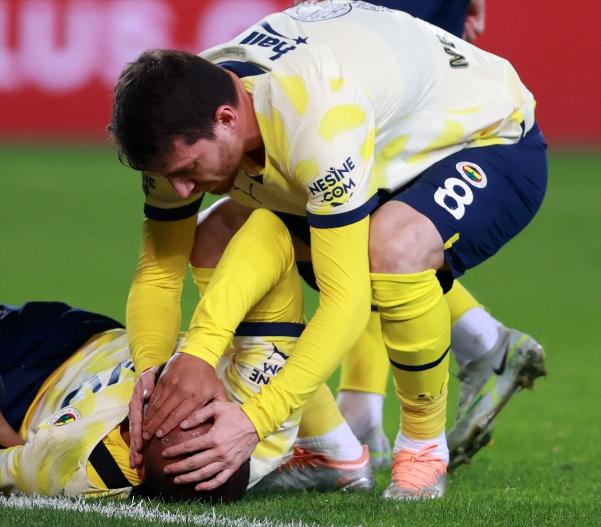 Fenerbahçe'de korkunç sakatlık! Pedro acı içinde yerde kaldı: Mert Hakan'ın yüz ifadesi her şeyi özetledi!