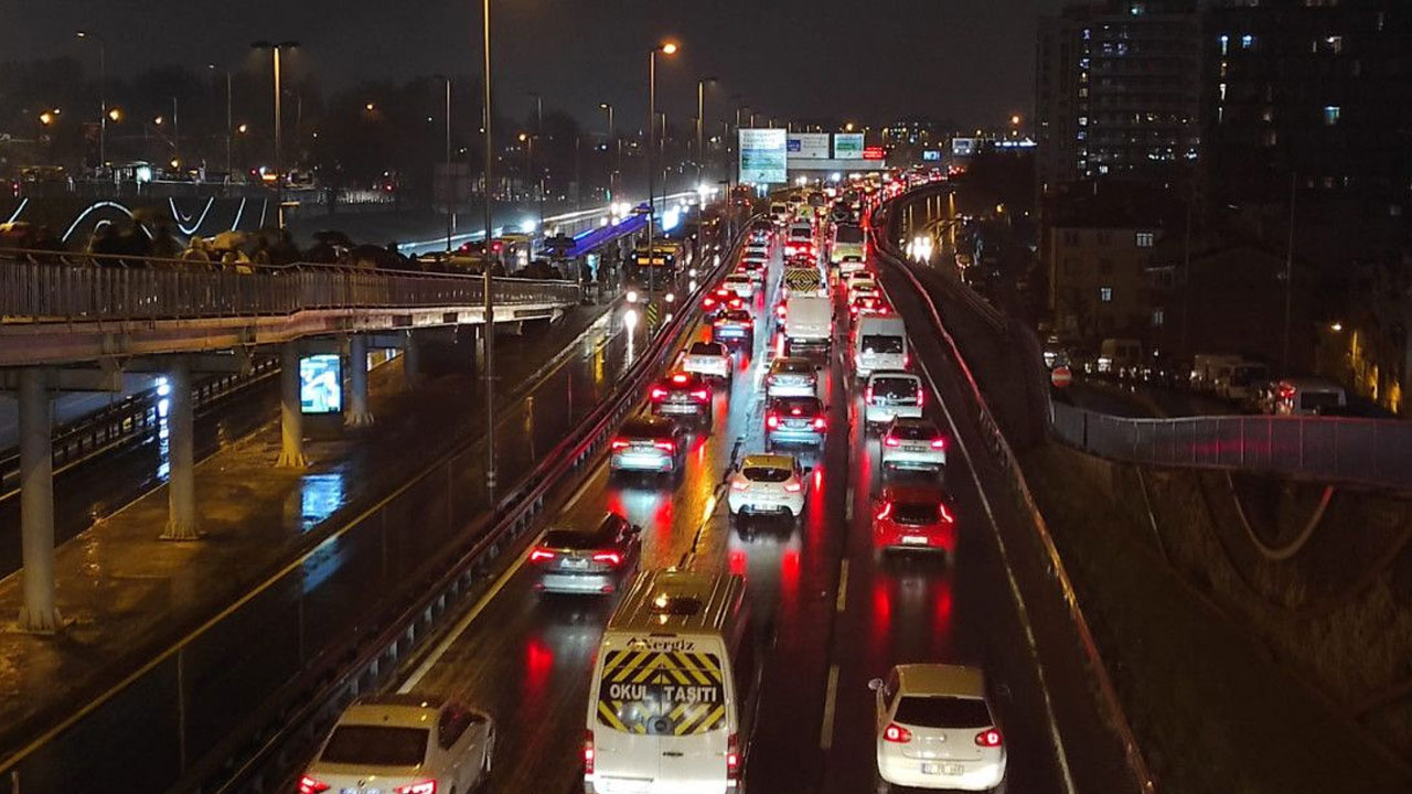 İstanbul'da akşam saatlerinde trafik kilitlendi