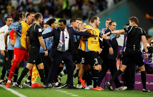 Uruguay Gana maçında saha bir anda karıştı: Muslera çılgına döndü, hakemin üzerine yürüdü ve...