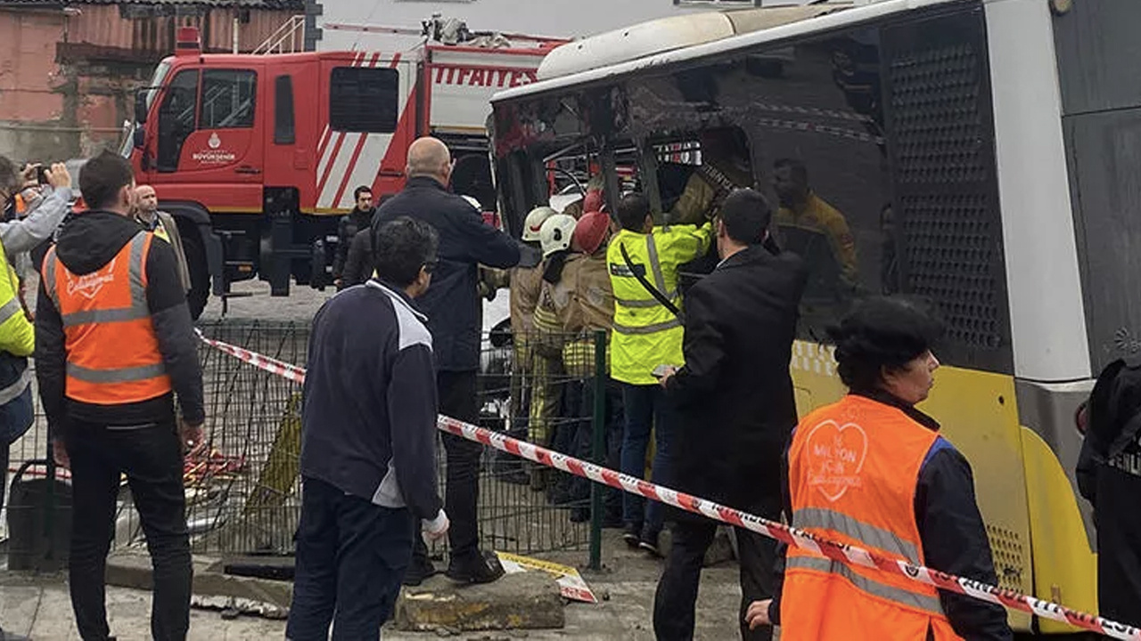 İstanbul'da Tramvay İETT otobüsü ile çarpıştı deprem oluyor sandılar o anın videosu korkunç