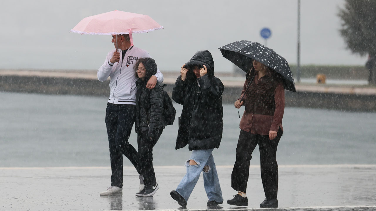 Kar filan yok İstanbul için şaşırtan hava! Meteororoloji 8 Aralık için İzmir, Balıkesir, Bursa'yı uyardı