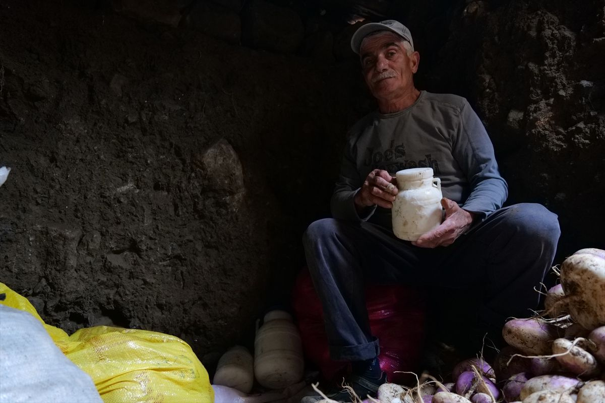 Erzincan'da evin bahçesine tünel kazdı elektrikten tasarruf etti