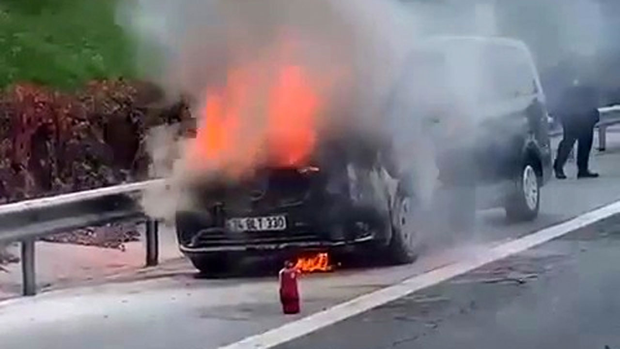 İstanbul TEM'de araç alev topuna döndü trafik kilitlendi dehşet anları kamerada