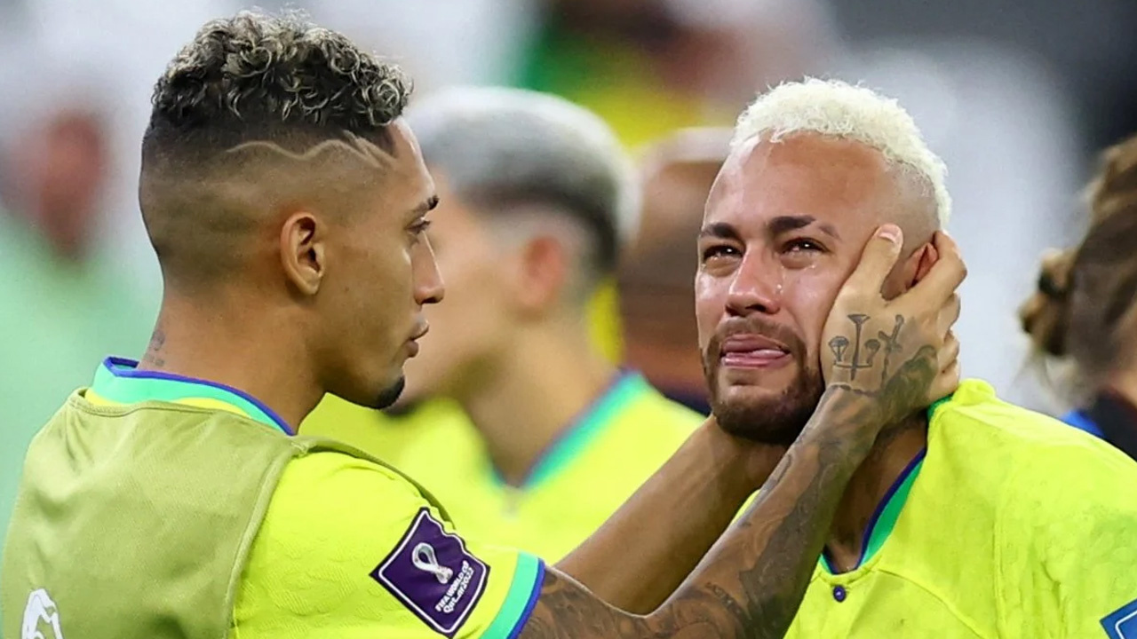 Neymar, maç sonunda gözyaşlarını tutamadı