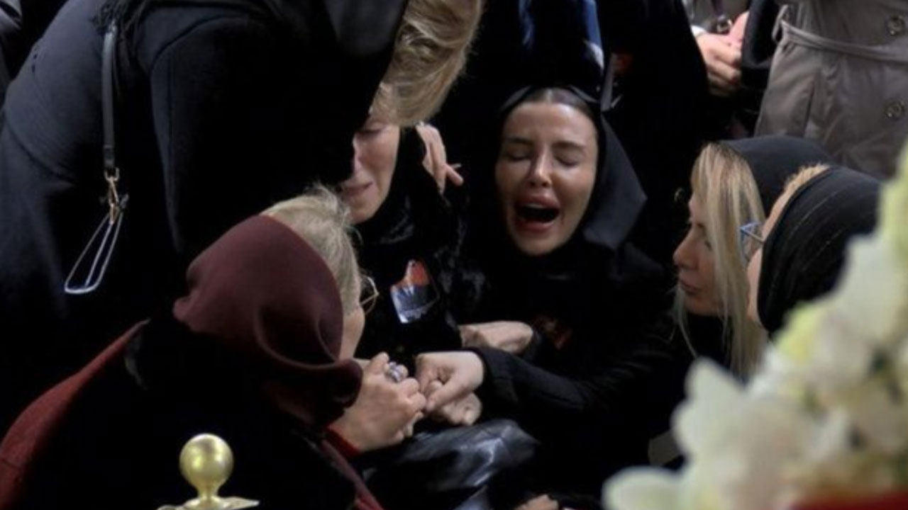 Özge Ulusoy cenaze törenindeki 'makyaj' iddialarına ateş püskürdü! "Sizi vicdansızlar..."