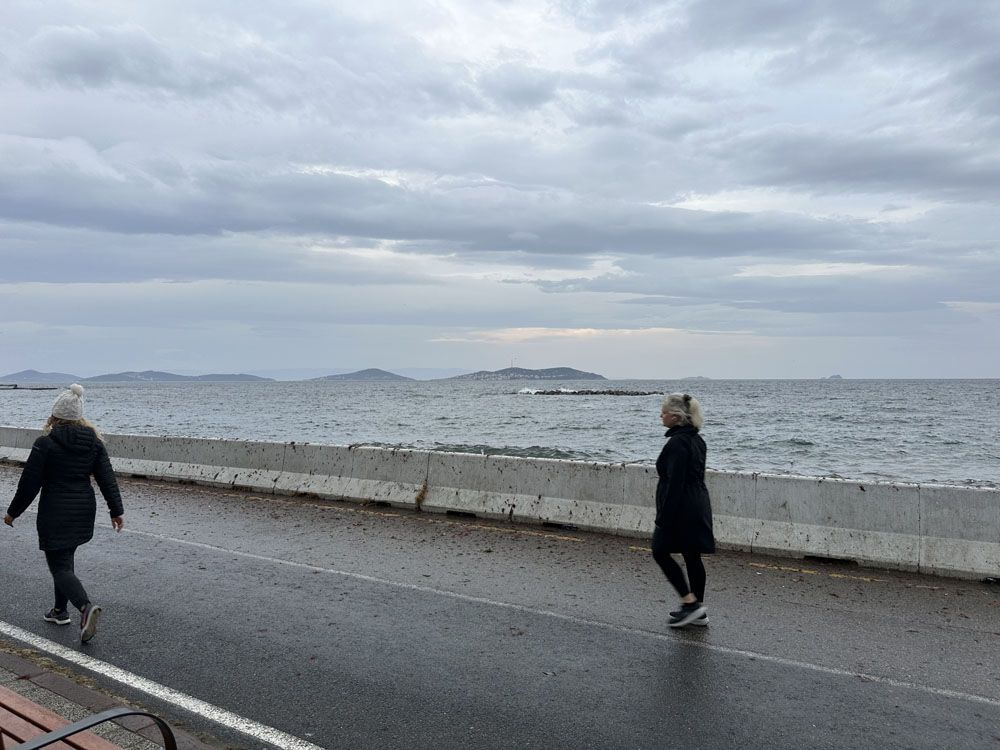 İstanbul'u lodos vurdu! Kadıköy'deki görüntü şoke etti her yeri kapladı