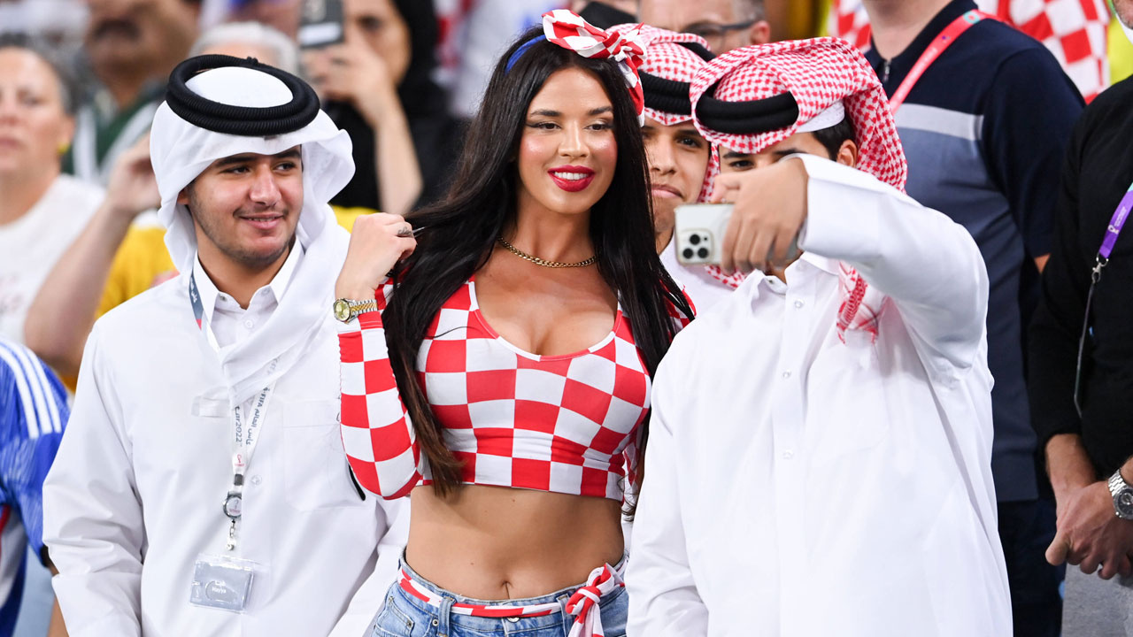 Katar'daki dünya kupasını bıraktılar onlara baktılar! En güzel futbolcu eşi ilk 11'i