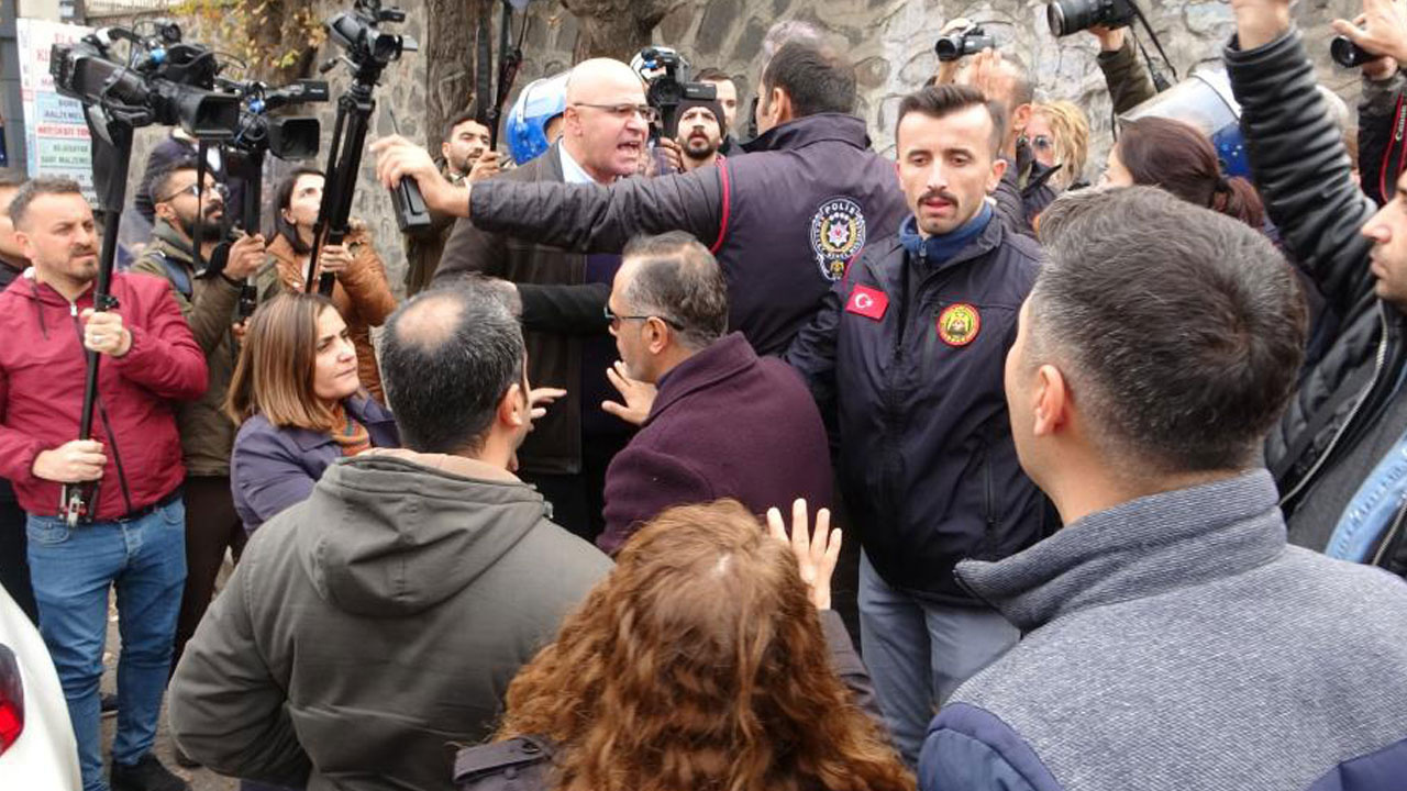 Diyarbakır'da HDP’li vekilden polislere küstah tehdit! Öcalan yürüyüşünde arbede çıktı: "Bak bu kenti birbirine katarız"