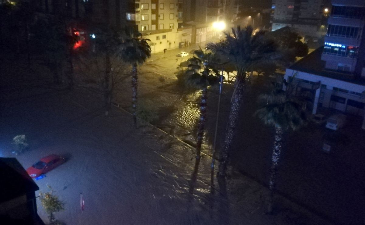 Antalya'da metrekareye 207 kilogram yağmur düştü! Kumluca ve Finike'de okullar tatil edildi