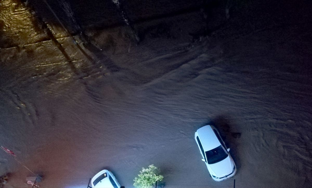 Antalya'da metrekareye 207 kilogram yağmur düştü! Kumluca ve Finike'de okullar tatil edildi