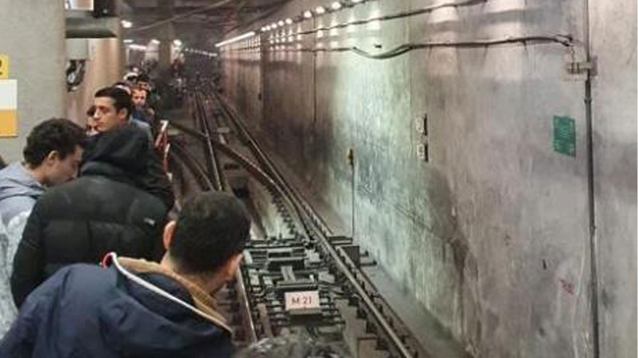 İstanbul'da metro arızalandı, vatandaşlar isyan etti
