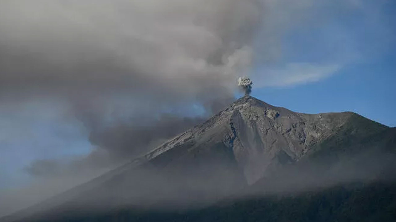 Guatemala'daki Fuego Yanardağı'nda patlama! Sonrasında oluşan yıldırım paniğe yol açtı