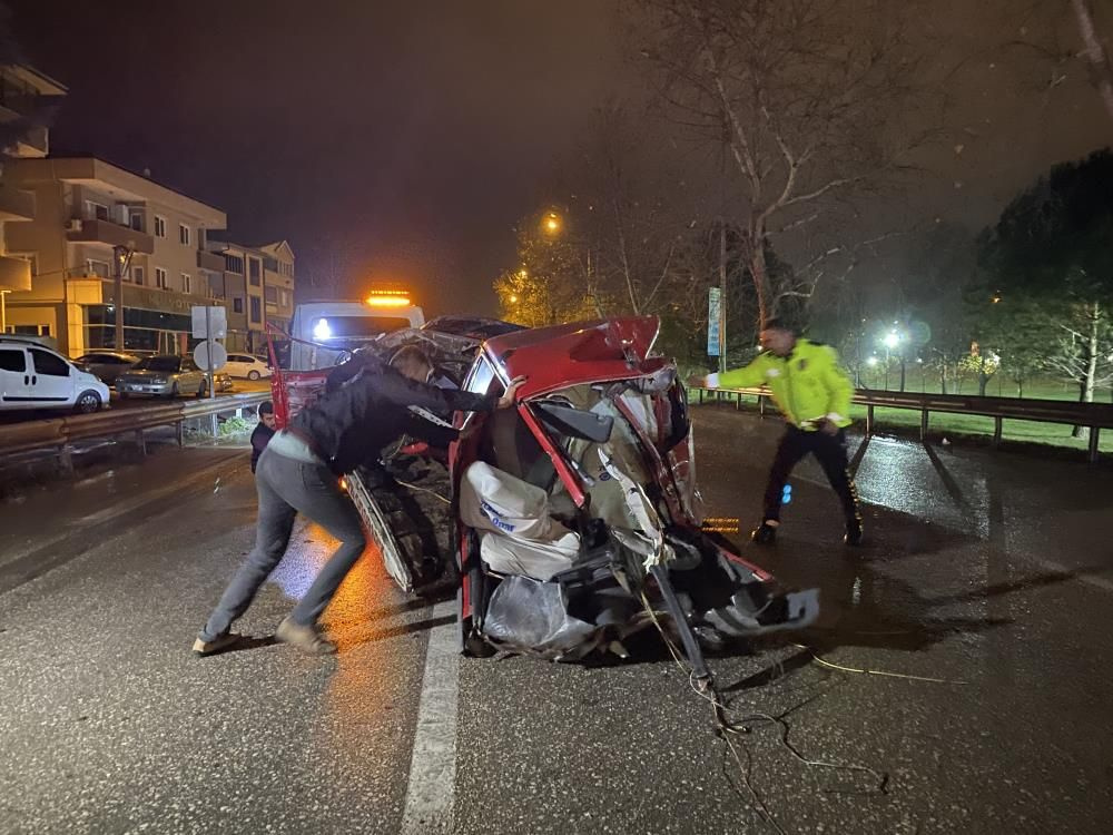 Bursa'da korkunç kaza! Otomobil bu hale geldi, 19 yaşındaki sürücü hayatını kaybetti