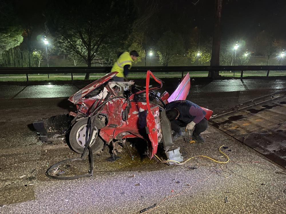 Bursa'da korkunç kaza! Otomobil bu hale geldi, 19 yaşındaki sürücü hayatını kaybetti