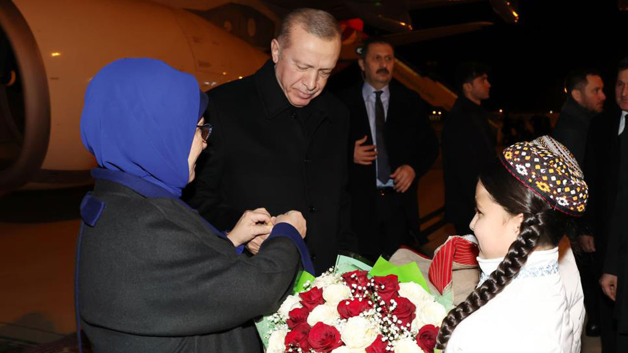 Cumhurbaşkanı Erdoğan üçlü zirve için Türkmenistan'da!