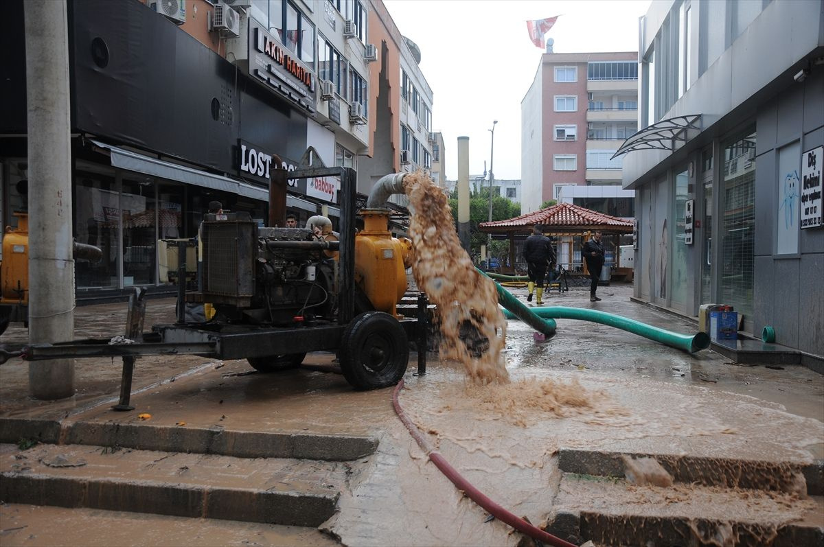 Antalya Kumluca'daki sel felaketi! Araçlar çamura battı görüntülere bakın