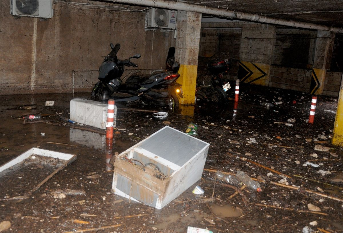 Antalya Kumluca'daki sel felaketi! Araçlar çamura battı görüntülere bakın