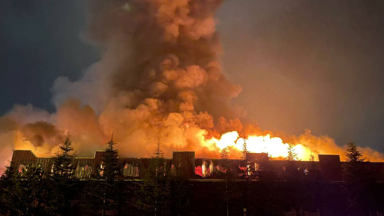 Kayseri'de çelik kapı fabrikasında korkutan yangın! 4 saat sonra kontrol altına alındı