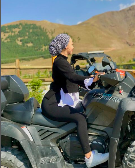 Başörtüsüyle daracık tayt giydi twerk yaptı yetmedi şimdi de alkol masasında!