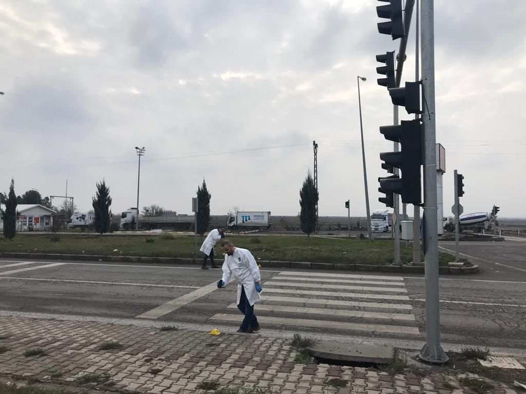 Diyarbakır'da kırmızı ışıkta bekleyen otomobile silahlı saldırı! Ağır yaralılar var
