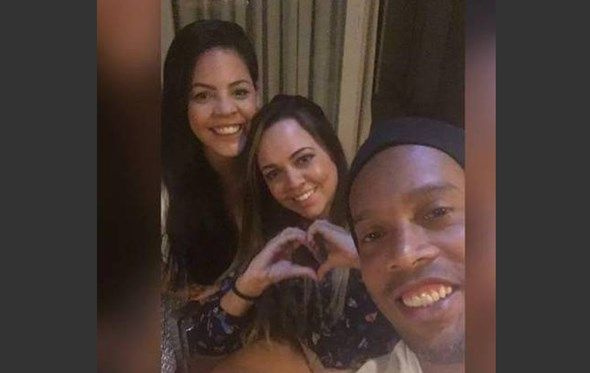 Efsane futbolcu Ronaldinho 2 sevgilisiyle aynı evde yaşıyor! İkisiyle birden evlenecek