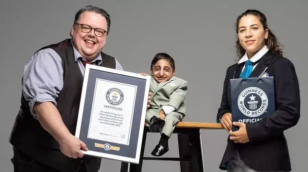 Guinness Rekorlar Kitabı'na girdi! Dünyanın en kısa adamı seçildi: Ağır diye akıllı telefon taşıyamıyor!