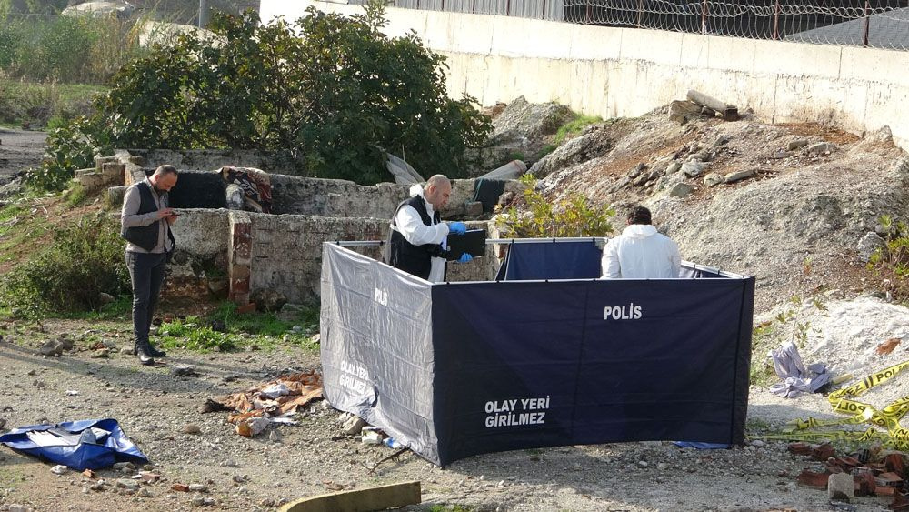 Antalya'da sır ölüm! Boş arazide kadın cesedi bulundu