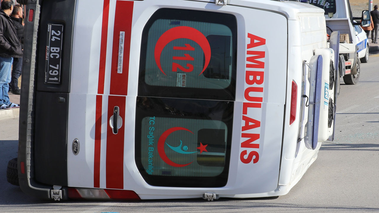 Erzincan'da ambulansla sağlık hizmetleri aracı çarpıştı! Yaralılar var
