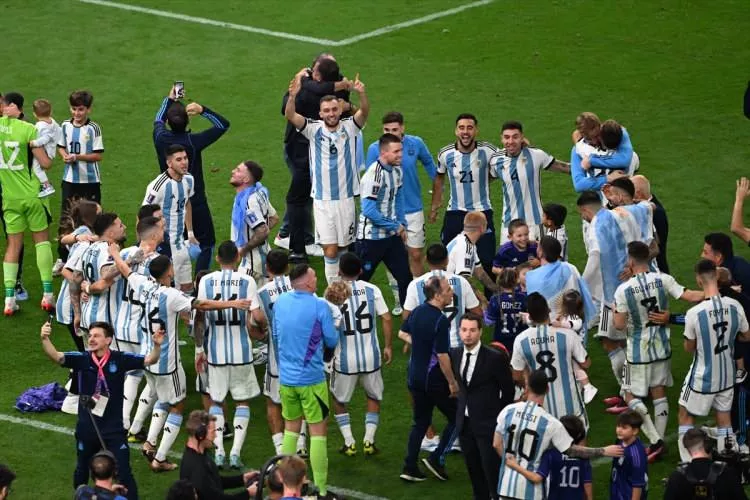 Hasret sona erdi: 36 yıl sonra Dünya Kupası Messi'nin ellerinde!