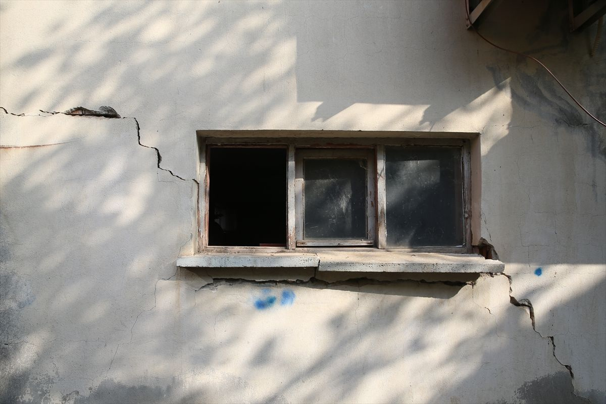 Hatay'da deprem oldu! Korkutan görüntü evler çatladı hepsi mühürlendi