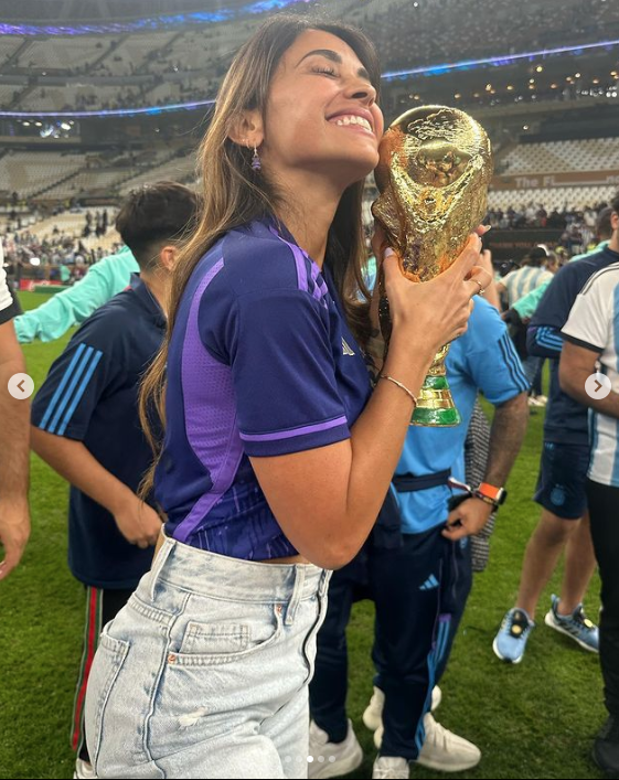 Messi'nin eşi kimdir? Messi'nin çocukken hastalığı neydi her golden sonra parmağını göğe uzatmasının sırrı