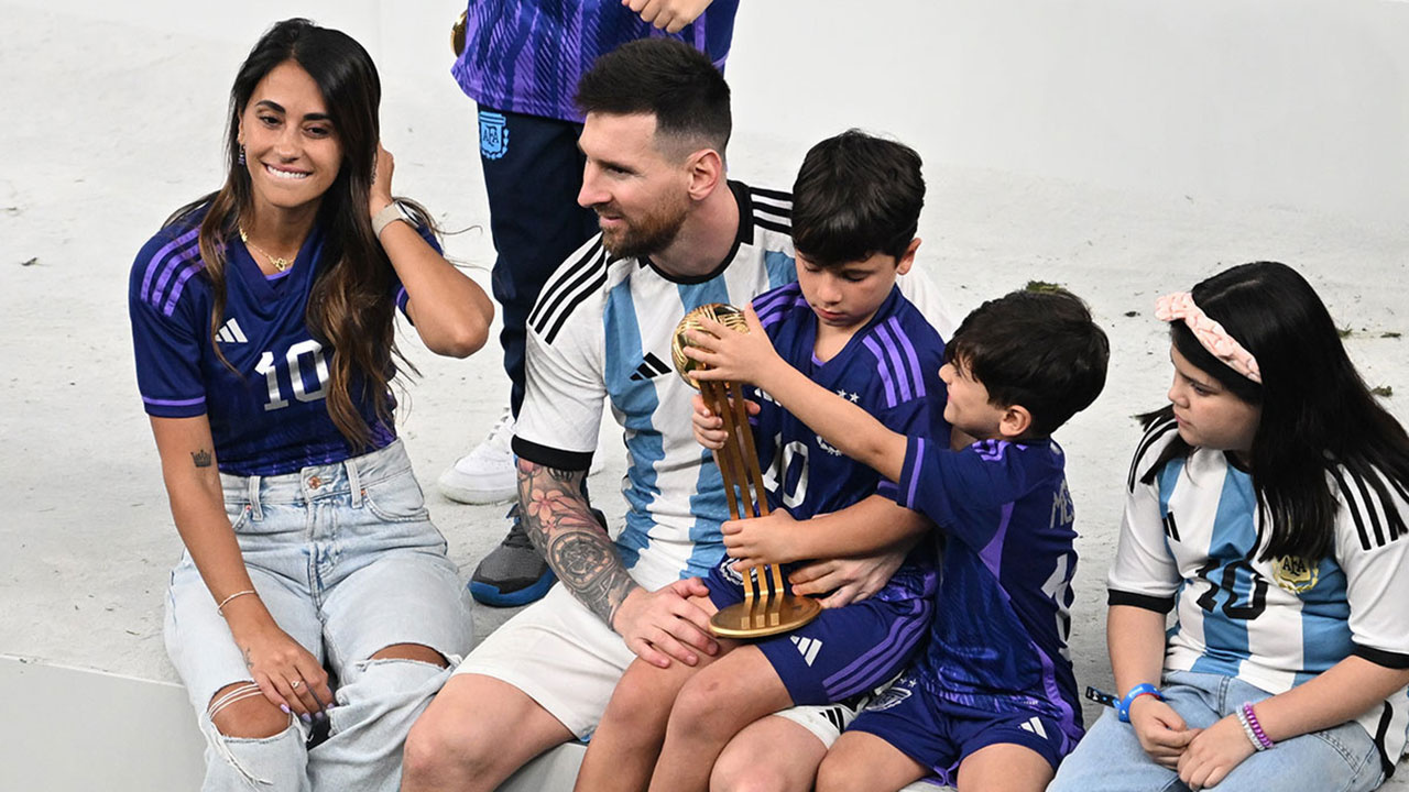 Messi'nin eşi kimdir? Messi'nin çocukken hastalığı neydi her golden sonra parmağını göğe uzatmasının sırrı