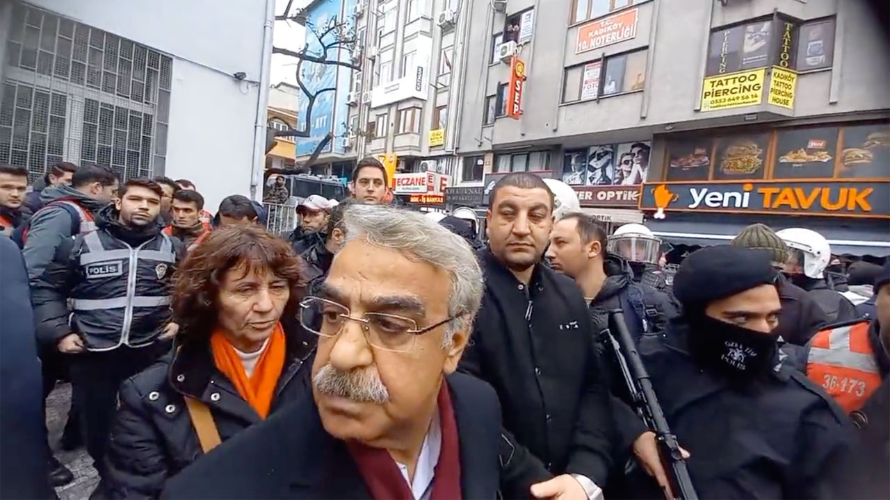 HDP Eş Genel Başkan Mithat Sancar Kadıköy'de kendi partisinin binasına alınmadı