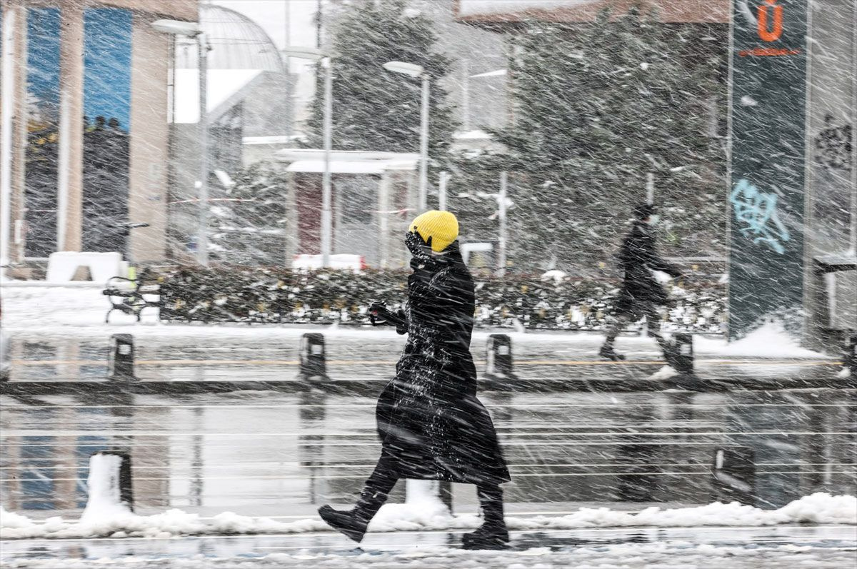 İstanbul'da kar başladı Meteoroloji uyardı listedeki iller aman dikkat sıcaklık 12 derece düşüyor