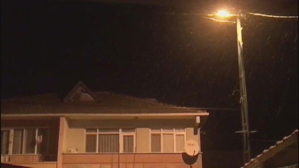 İstanbul'da kar başladı Meteoroloji uyardı listedeki iller aman dikkat sıcaklık 12 derece düşüyor