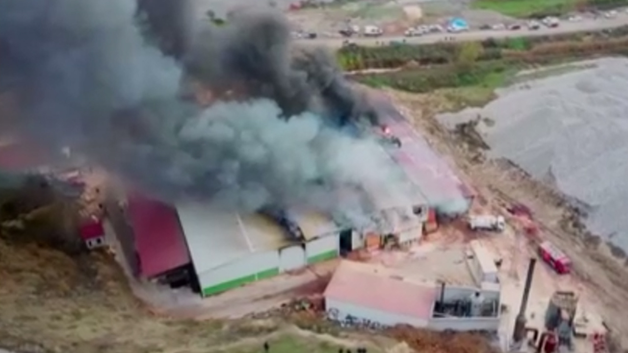 Amasya'da fabrika yangını! Dumanlar gökyüzünü kapladı