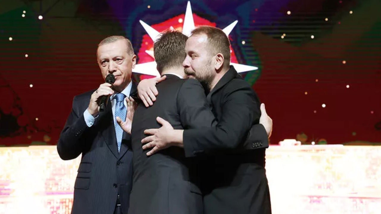 Ödül törenine damga vuran anlar! Cumhurbaşkanı Erdoğan sahnede olaya el attı, küs kardeşler barıştı
