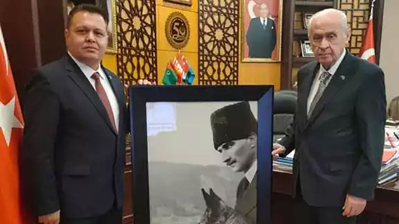 Atanan il başkanı Devlet Bahçeli'ye 'Hitler' montajlı Atatürk portresi hediye etti!