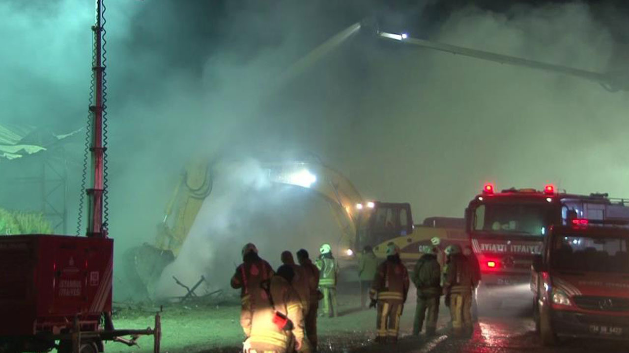 Eyüpsultan’da büyük fabrika yangını! 11 saattir yanıyor, 1 işçi kayıp