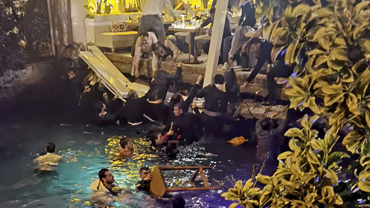 Beşiktaş'ta restoranın iskelesi çöktü müşteriler denize düştü