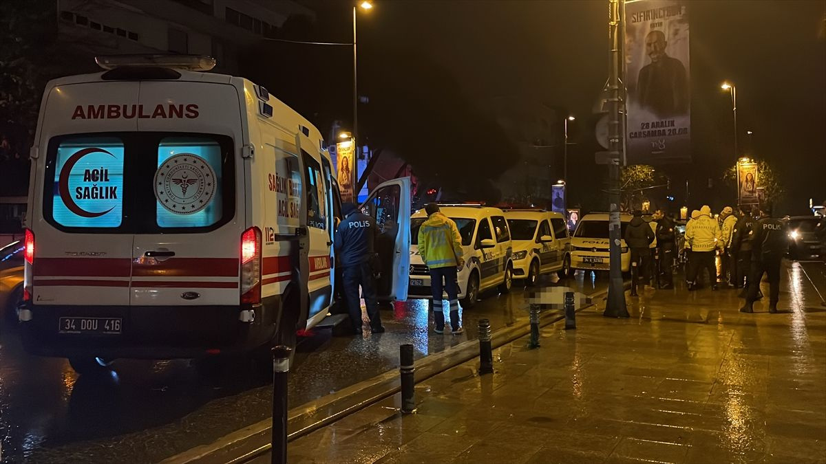 Bağdat Caddesi'nde yaşandı! Çok korkunç aracını park edip karşıya geçiyordu